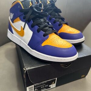 Air Jordan 1 Mid (GS) Size 4Y